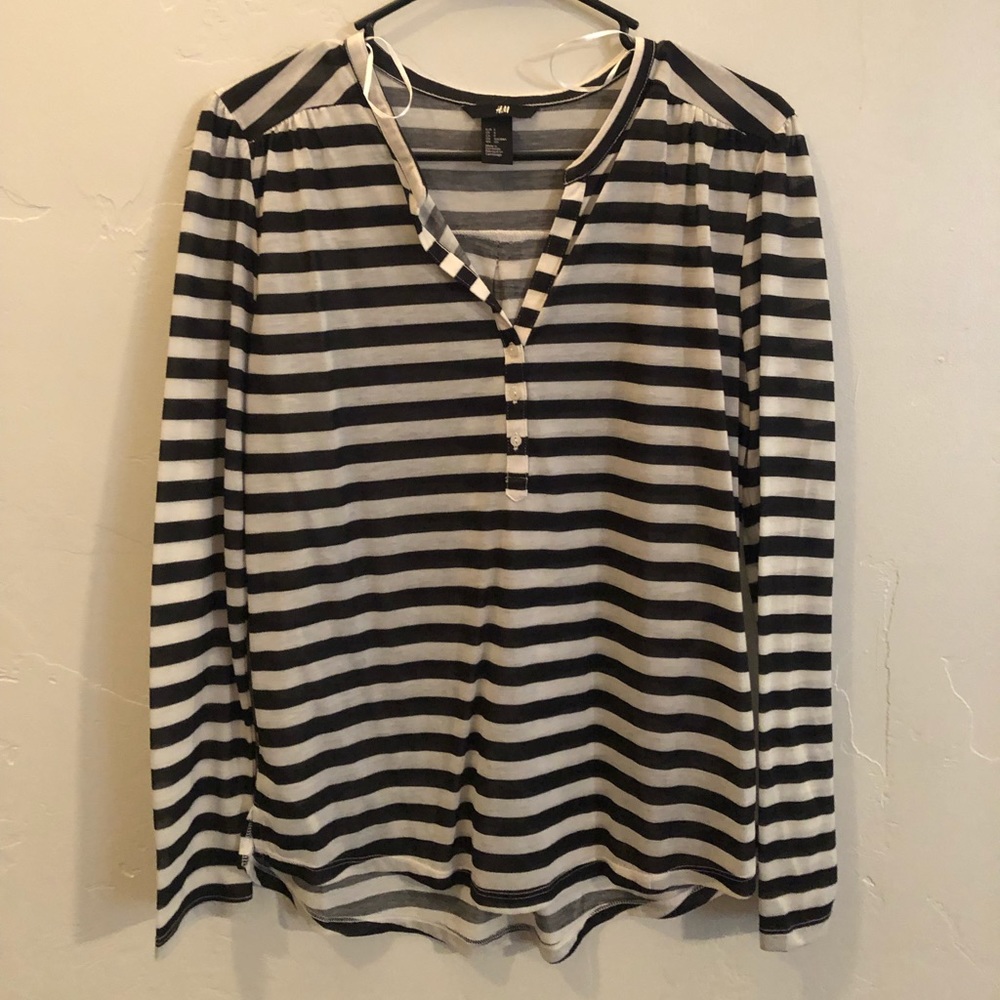 🛍H&M Black and white stripped long sleeve top🛍